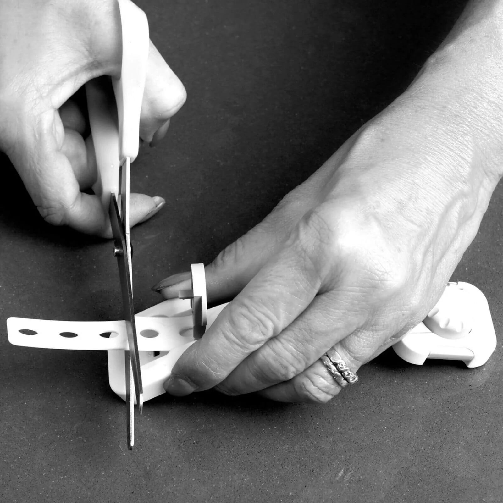 Dreambaby Twist N Lock Multi - Purpose Safety Latch Polybag Pack of 6 - White - ebebek - Black Friday