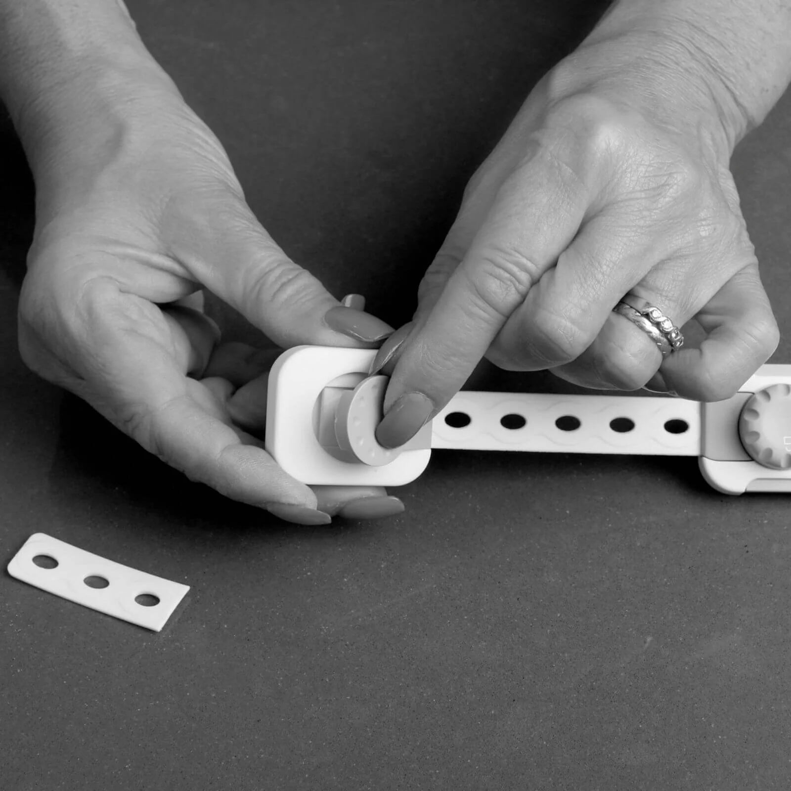 Dreambaby Twist N Lock Multi - Purpose Safety Latch Polybag Pack of 6 - White - ebebek - Black Friday