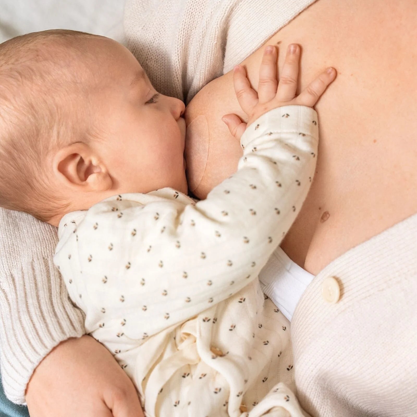 Medela - Contact Nipple Shields (L) with Case (2 pack) - ebebek - Christmas